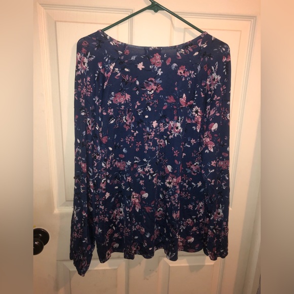 XL …Eyeshadow … very soft (94% viscose, 6% spandex) long sleeve popover v neck - Picture 2 of 6